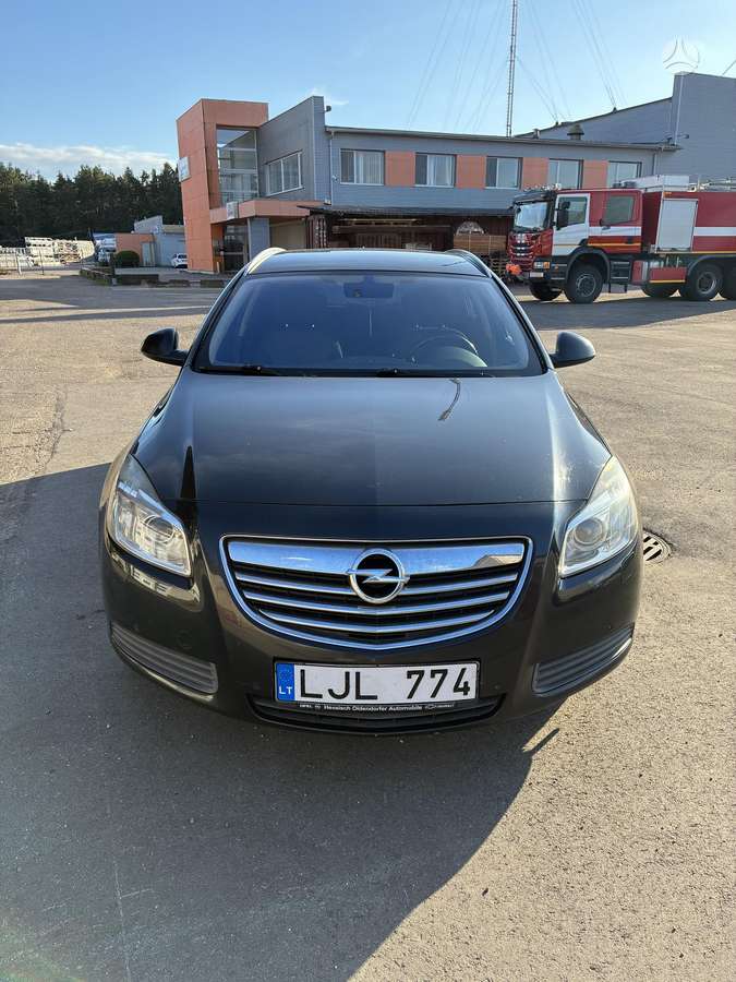 Opel Insignia 2010 — rear view