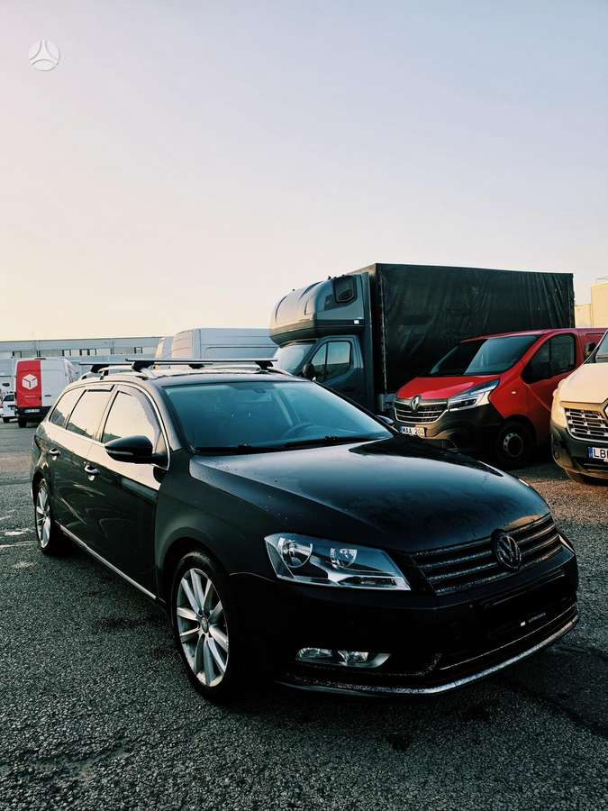 Volkswagen Passat 2012 — rear view
