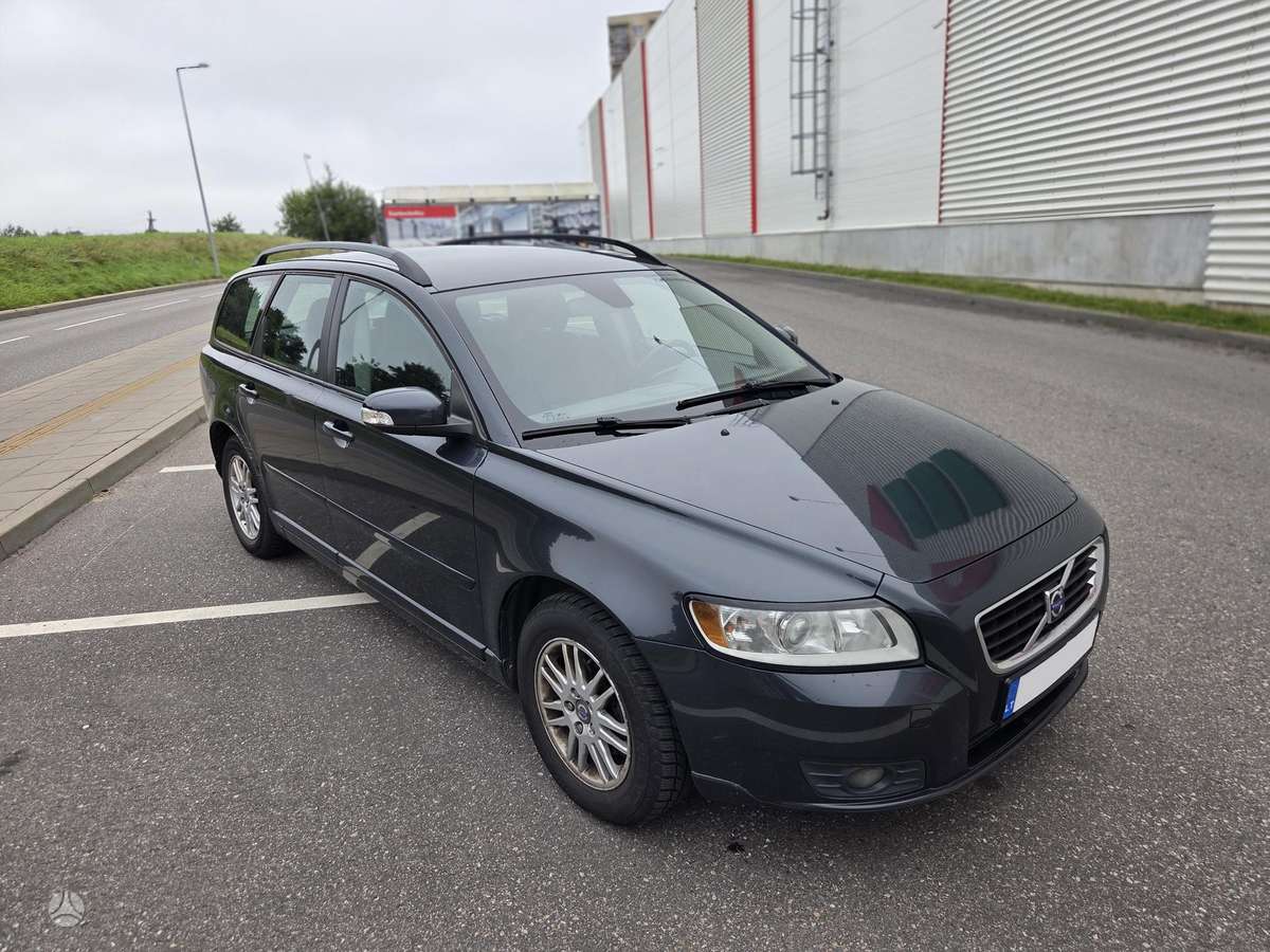 Volvo V50 2009 — rear view