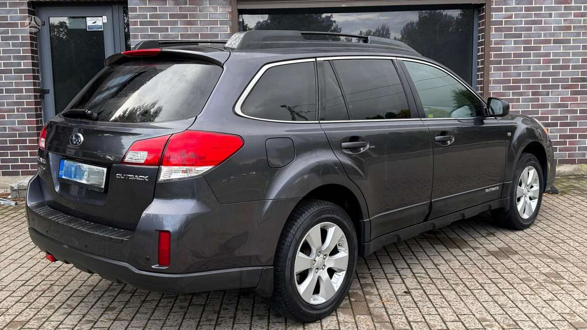 Subaru Outback 2013 — rear view