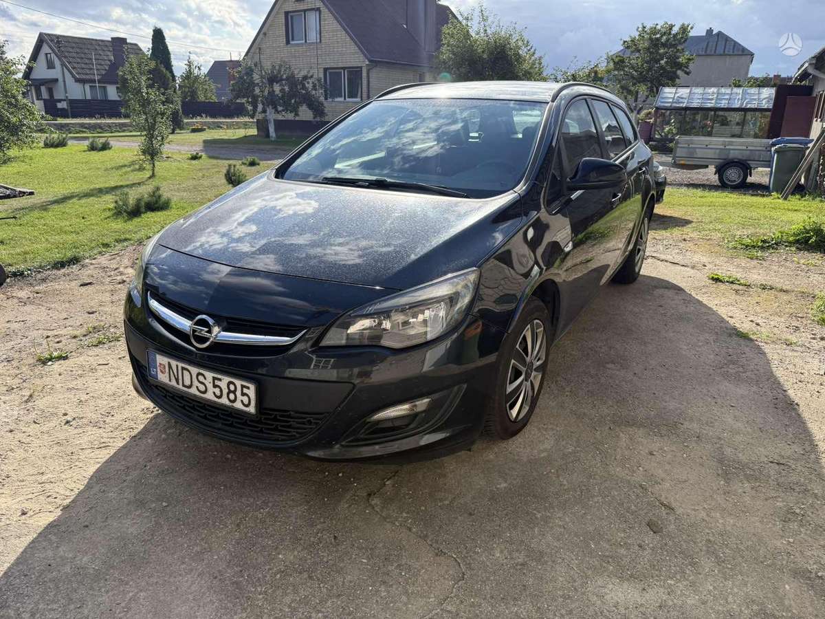 Opel Astra 2015 — rear view