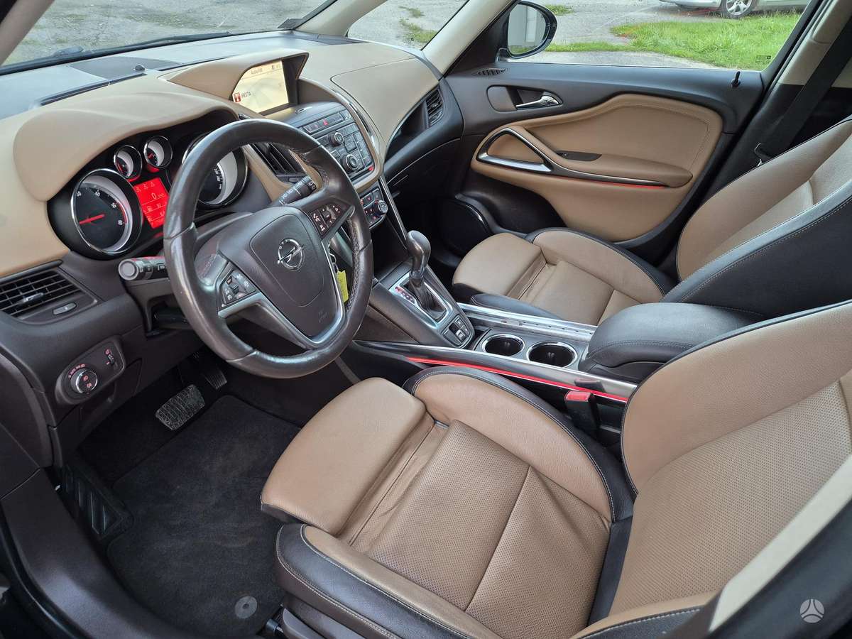 Opel Zafira 2013 — photo 10