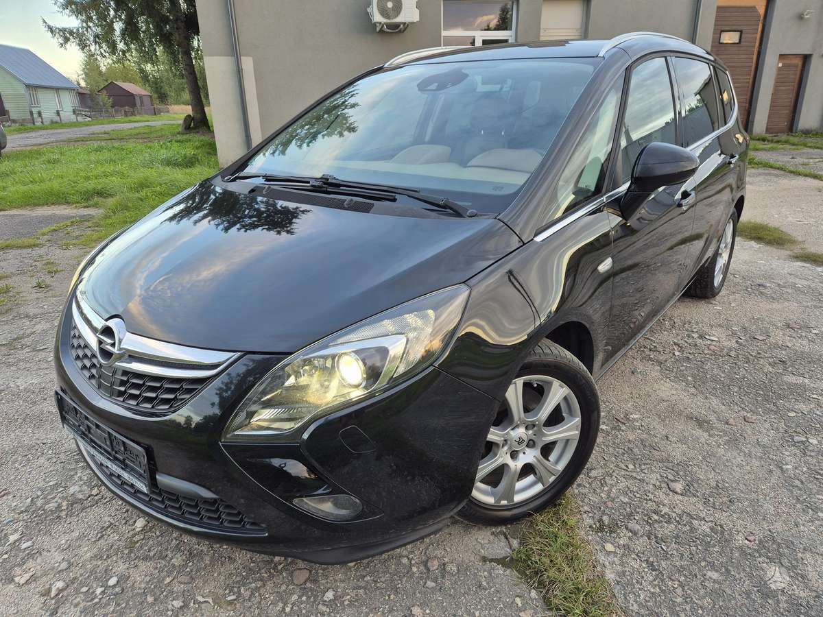 Opel Zafira 2013 — rear view