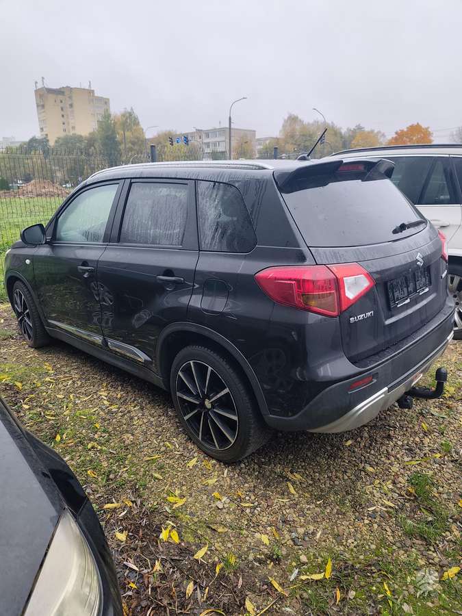 Suzuki Vitara 2015 — вигляд ззаду