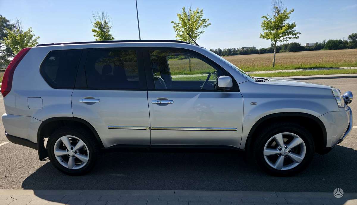 Nissan X-Trail 2012 — rear view