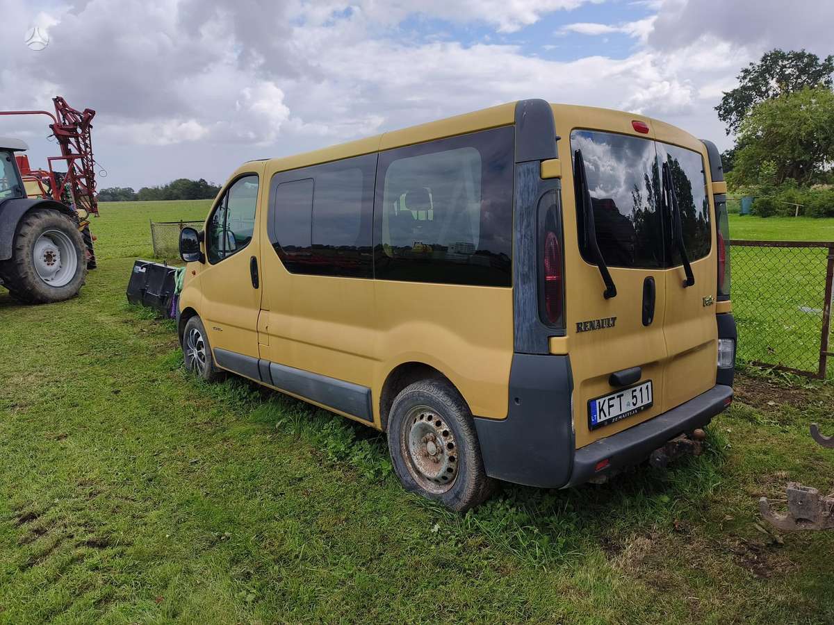 Renault Trafic 2004 — rear view