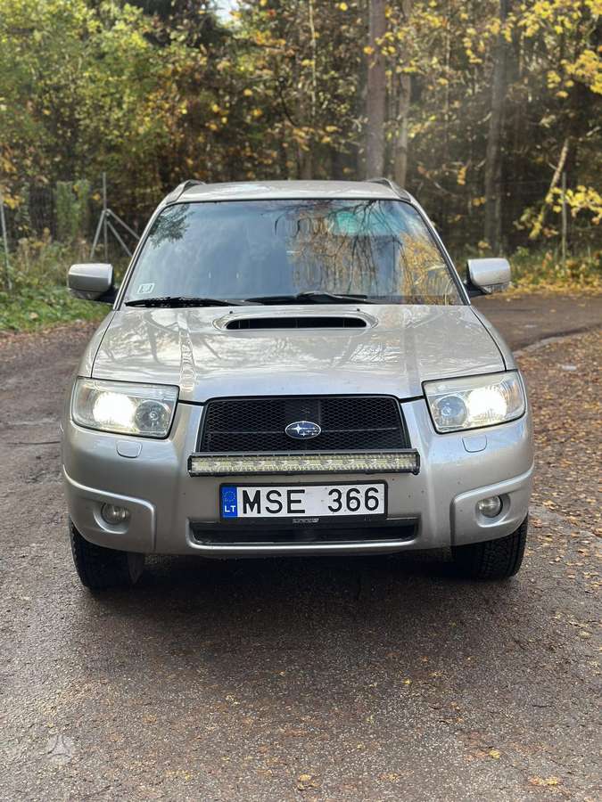 Subaru Forester 2006 — вигляд ззаду