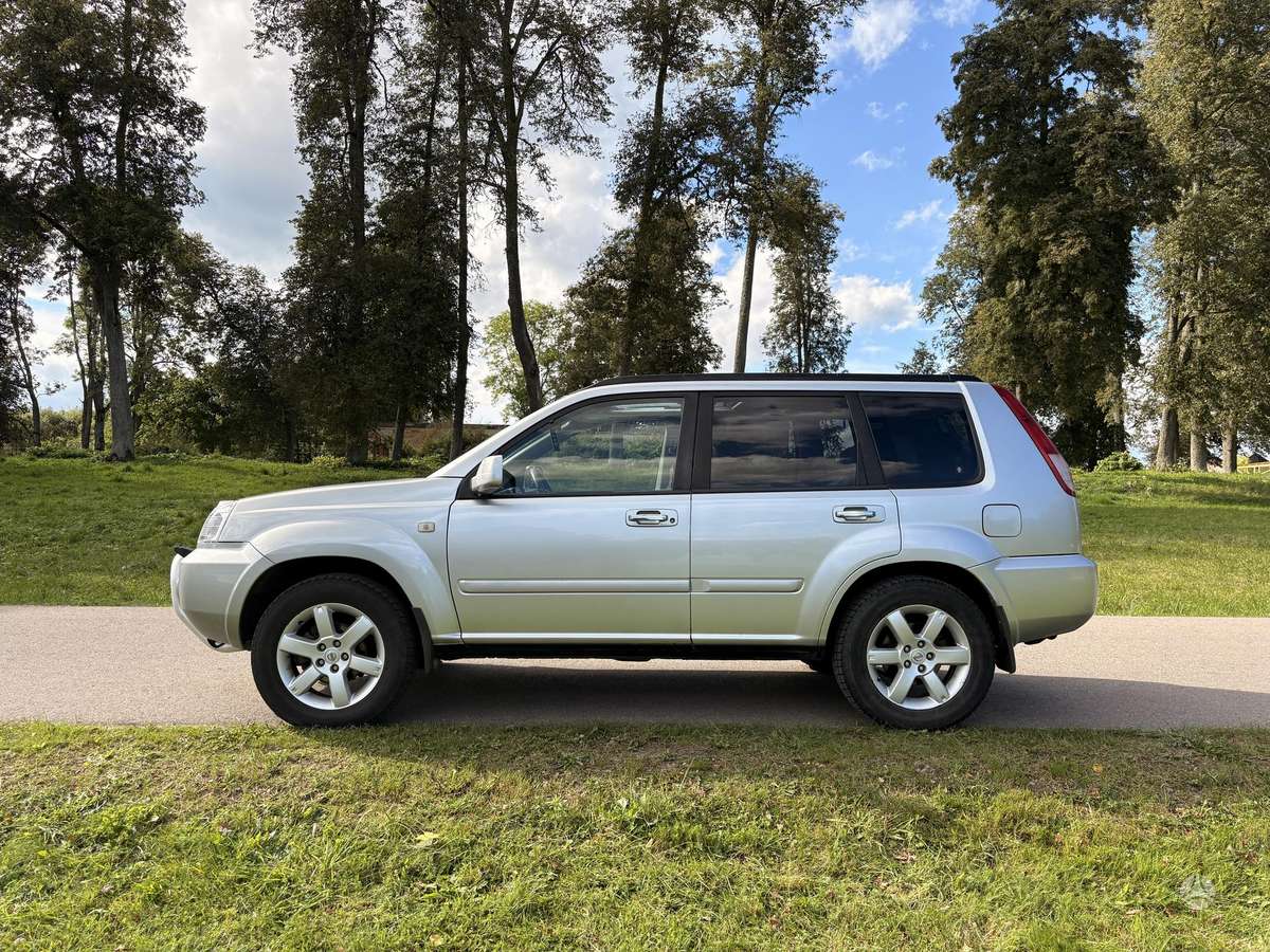 Nissan X-Trail 2006 — rear view
