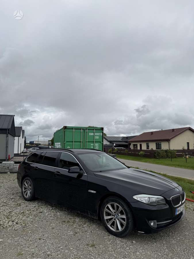BMW 520 2013 — вигляд ззаду