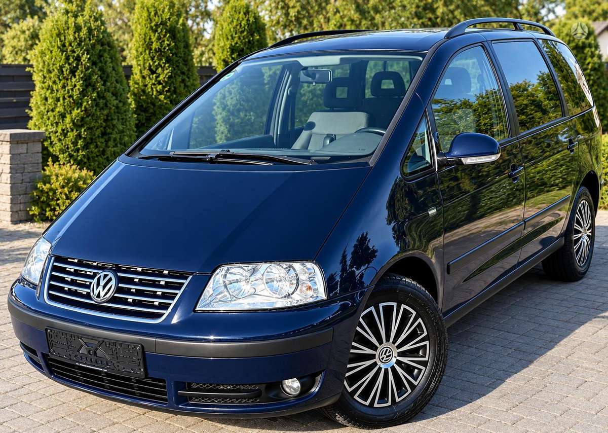 Volkswagen Sharan 2010 — rear view