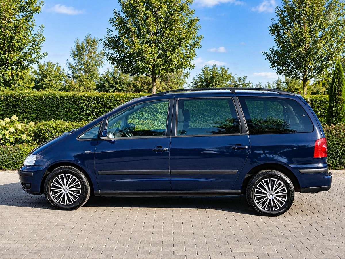 Volkswagen Sharan 2010 — interior