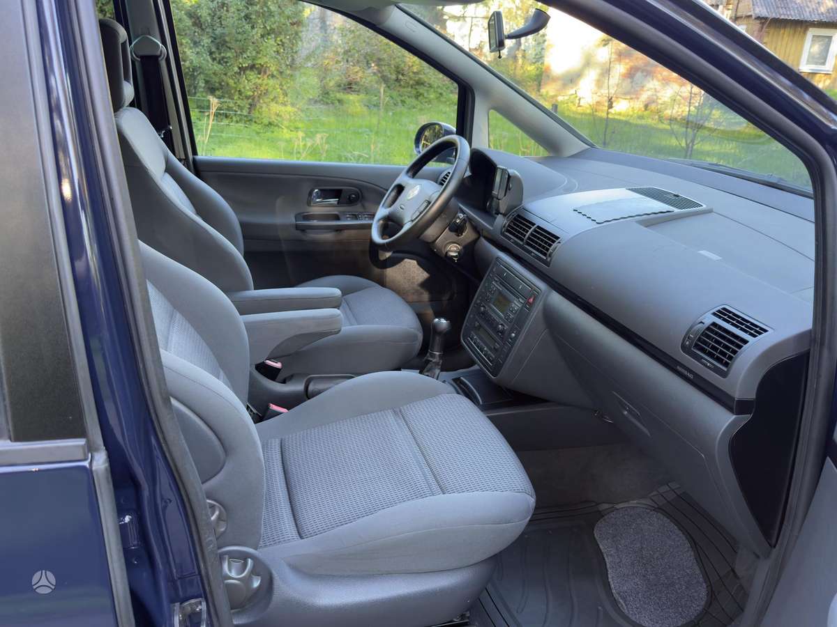 Volkswagen Sharan 2010 — photo 8