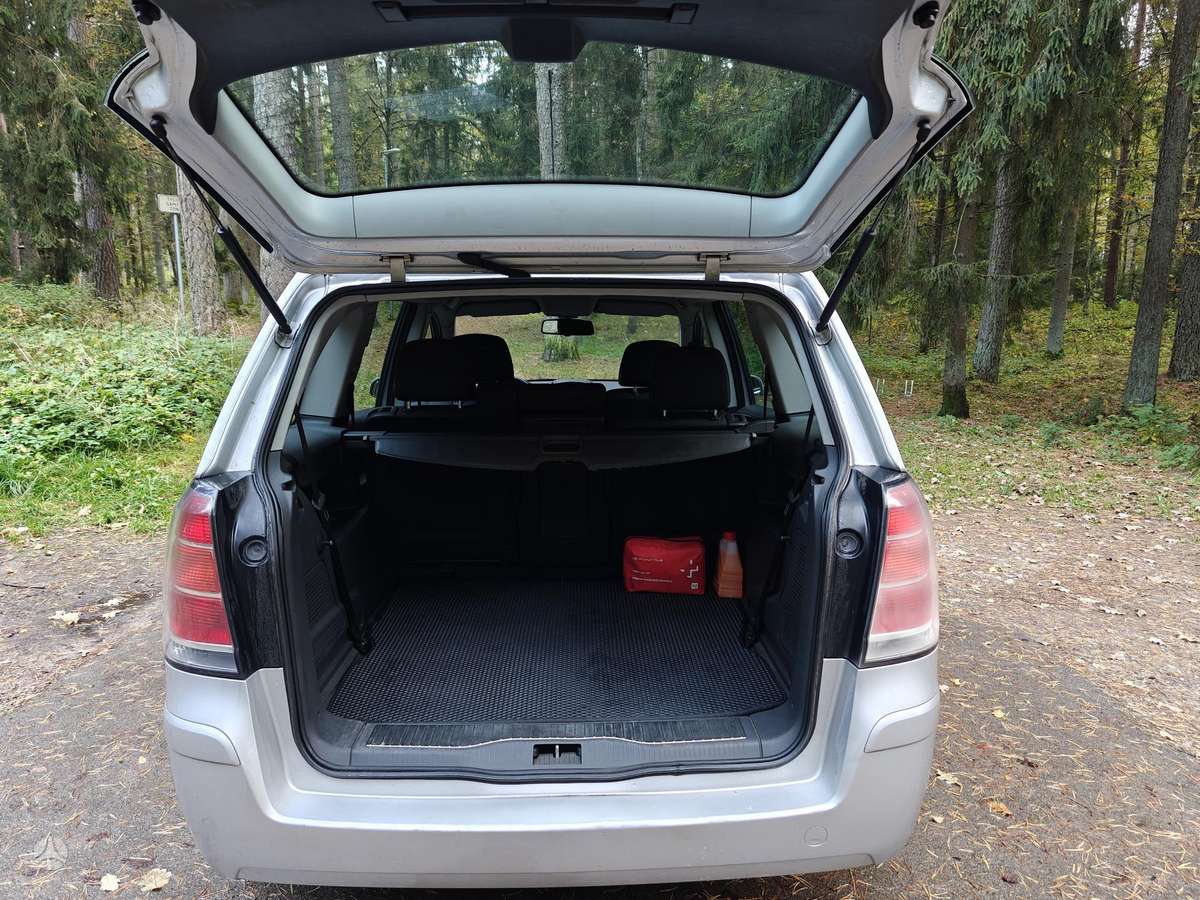 Opel Zafira 2006 — rear view