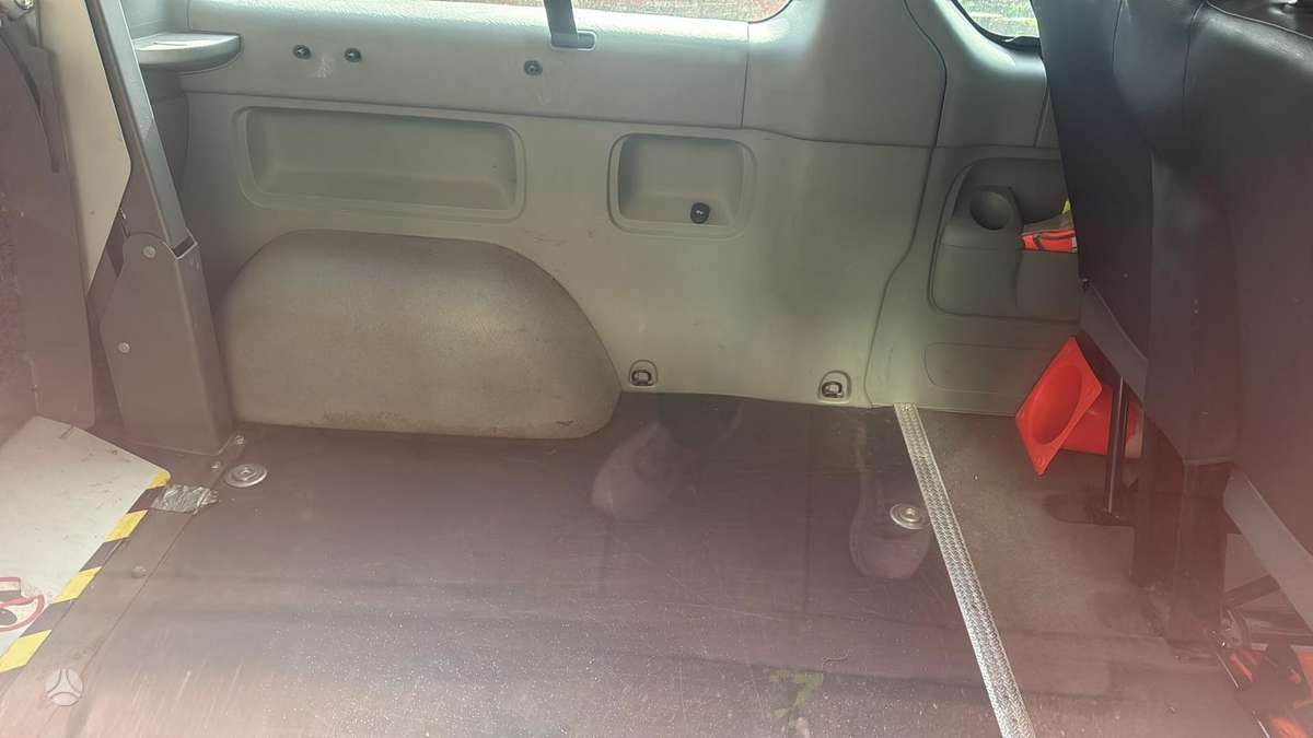 Renault Trafic 2011 — салон