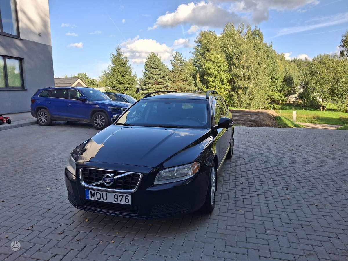 Volvo V70 2010 — вигляд ззаду