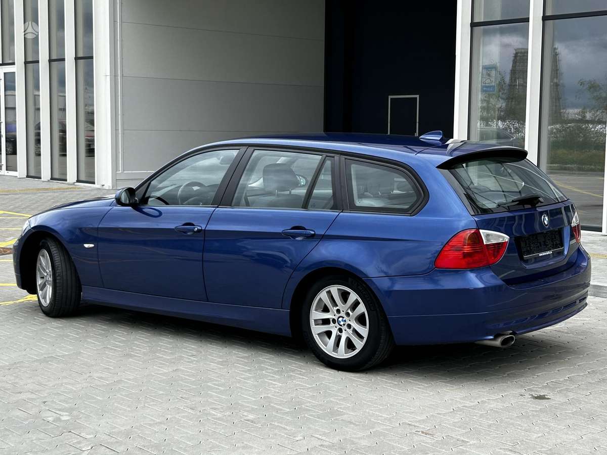 BMW 320 2007 — салон