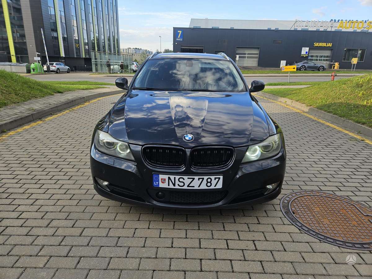 BMW 330 2010 — rear view