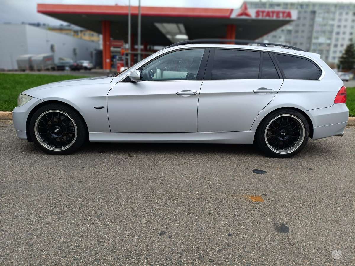 BMW 330 2007 — rear view