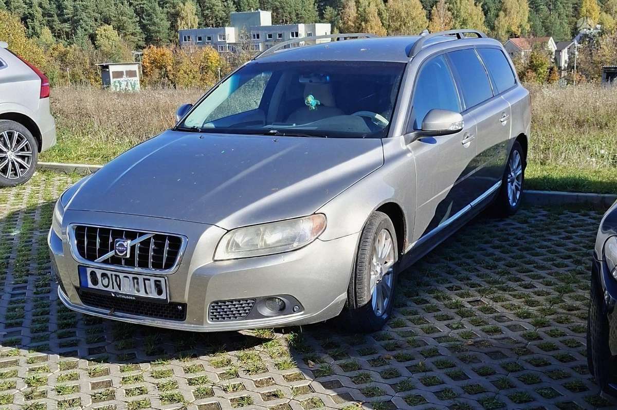 Volvo V70 2009 — вигляд ззаду