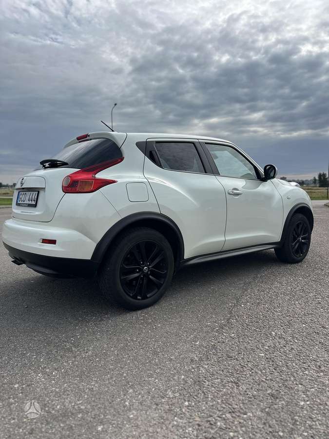 Nissan Juke 2011 — вигляд ззаду