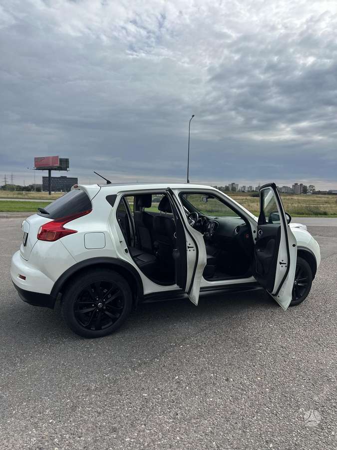 Nissan Juke 2011 — салон