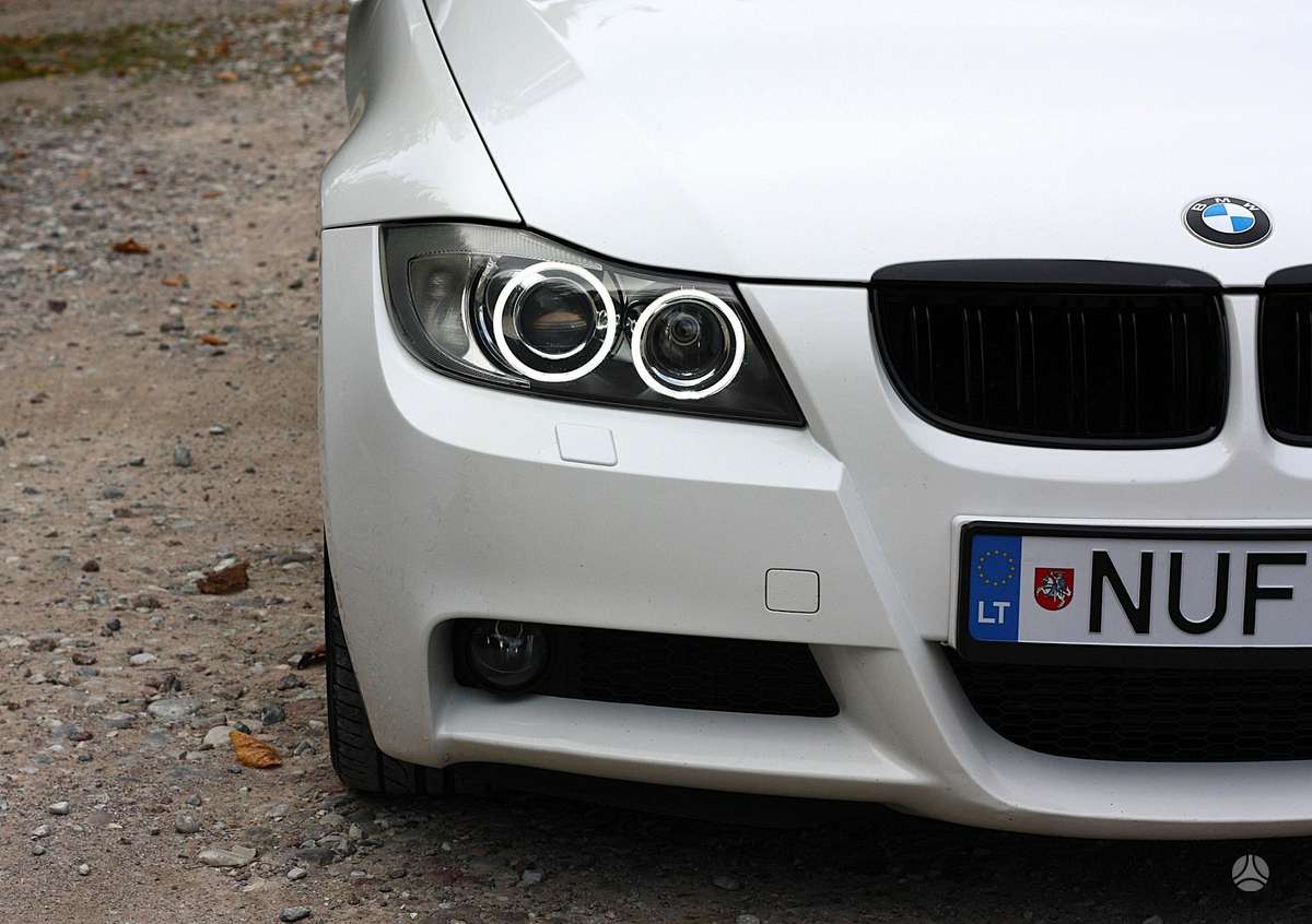 BMW 320 2008 — салон