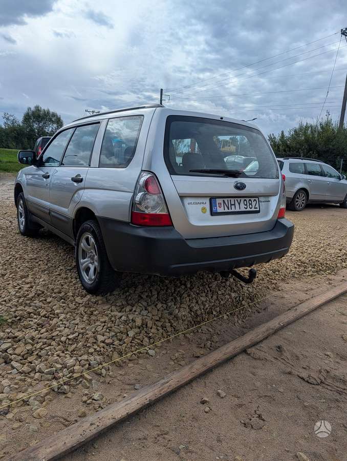 Subaru Forester 2006 — rear view