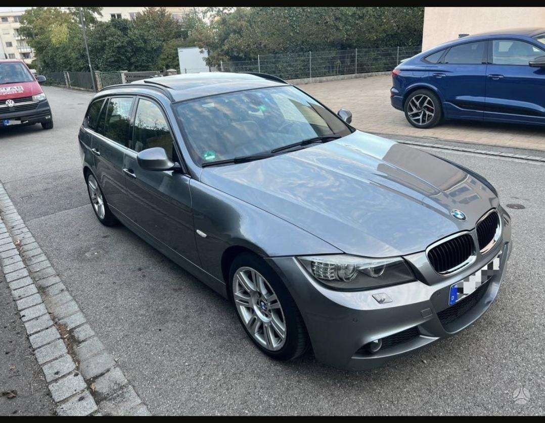 BMW 320 2010 — rear view