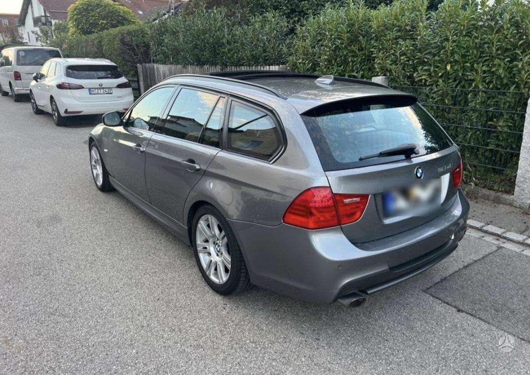 BMW 320 2010 — interior