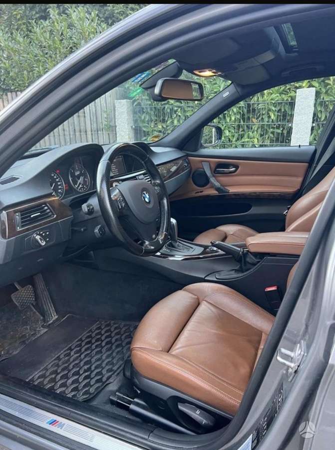 BMW 320 2010 — photo 6