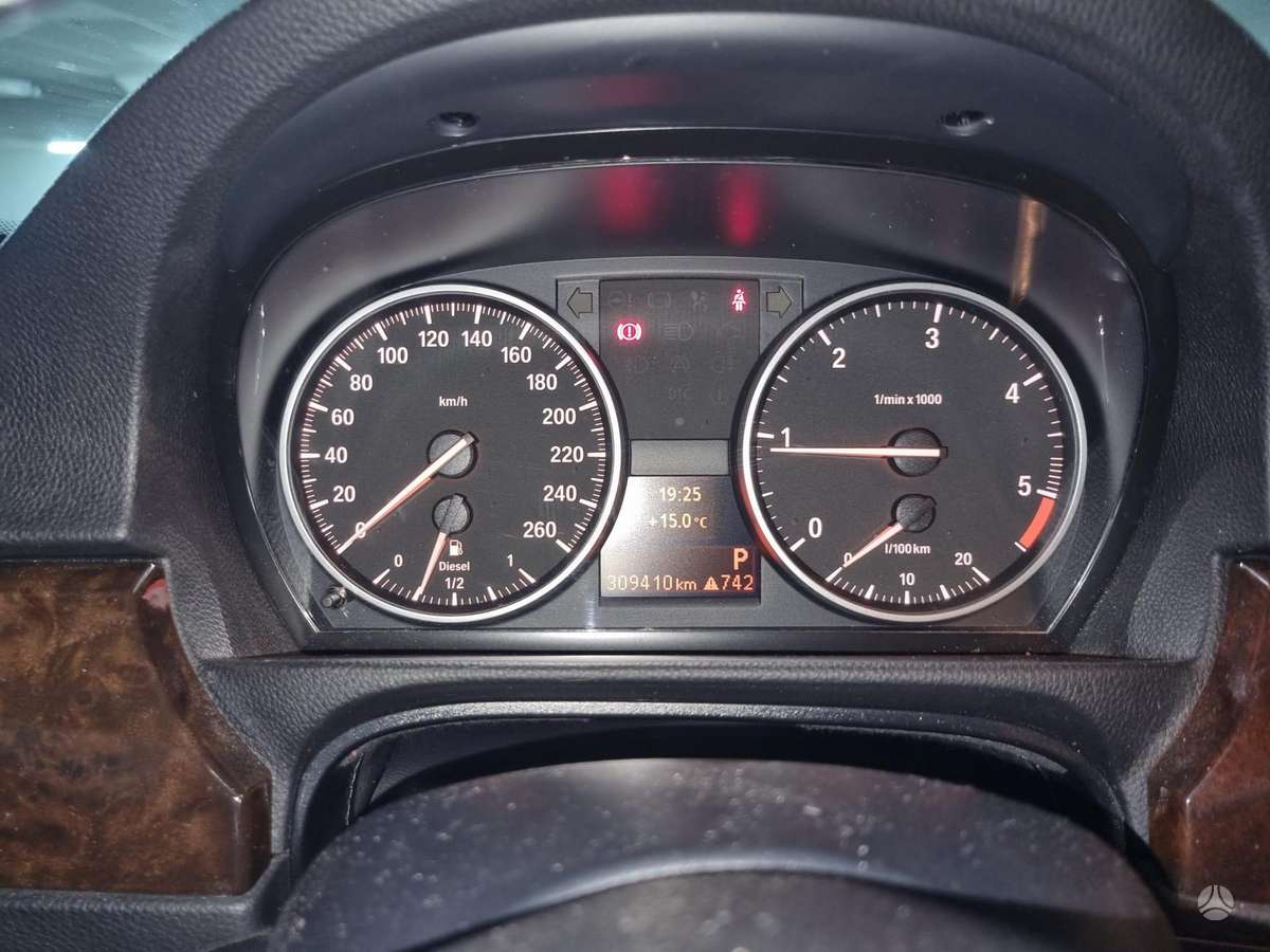 BMW 320 2010 — photo 8