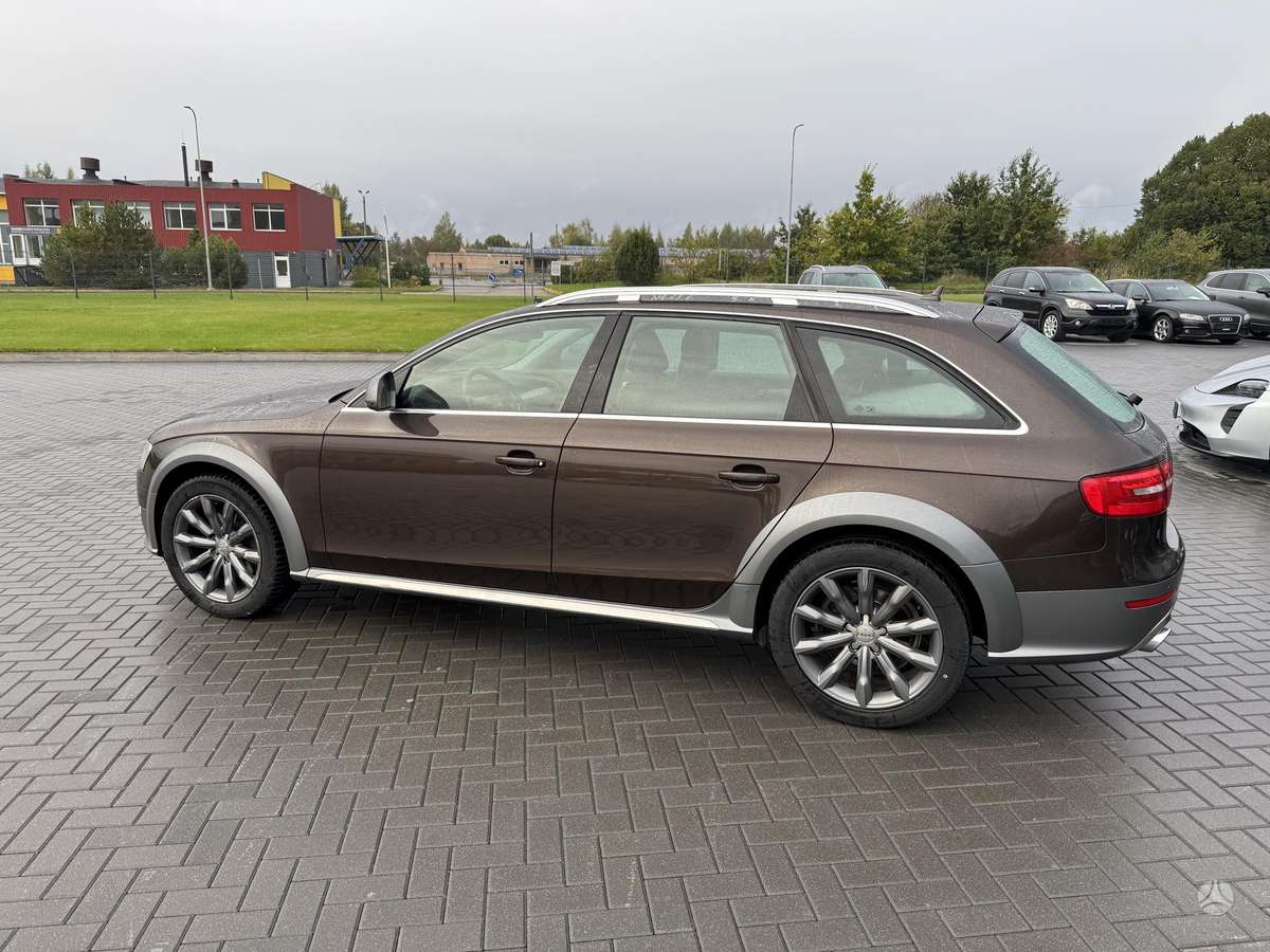 Audi A4 2011 — салон