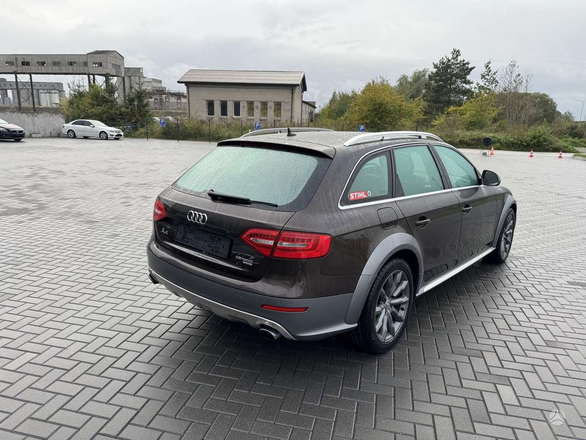 Audi A4 2011 — двигун 1984 cm³, 211 HP (155kW)