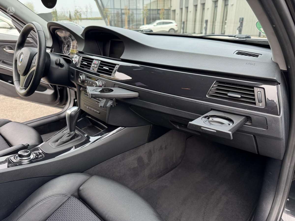 BMW 320 2011 — photo 17