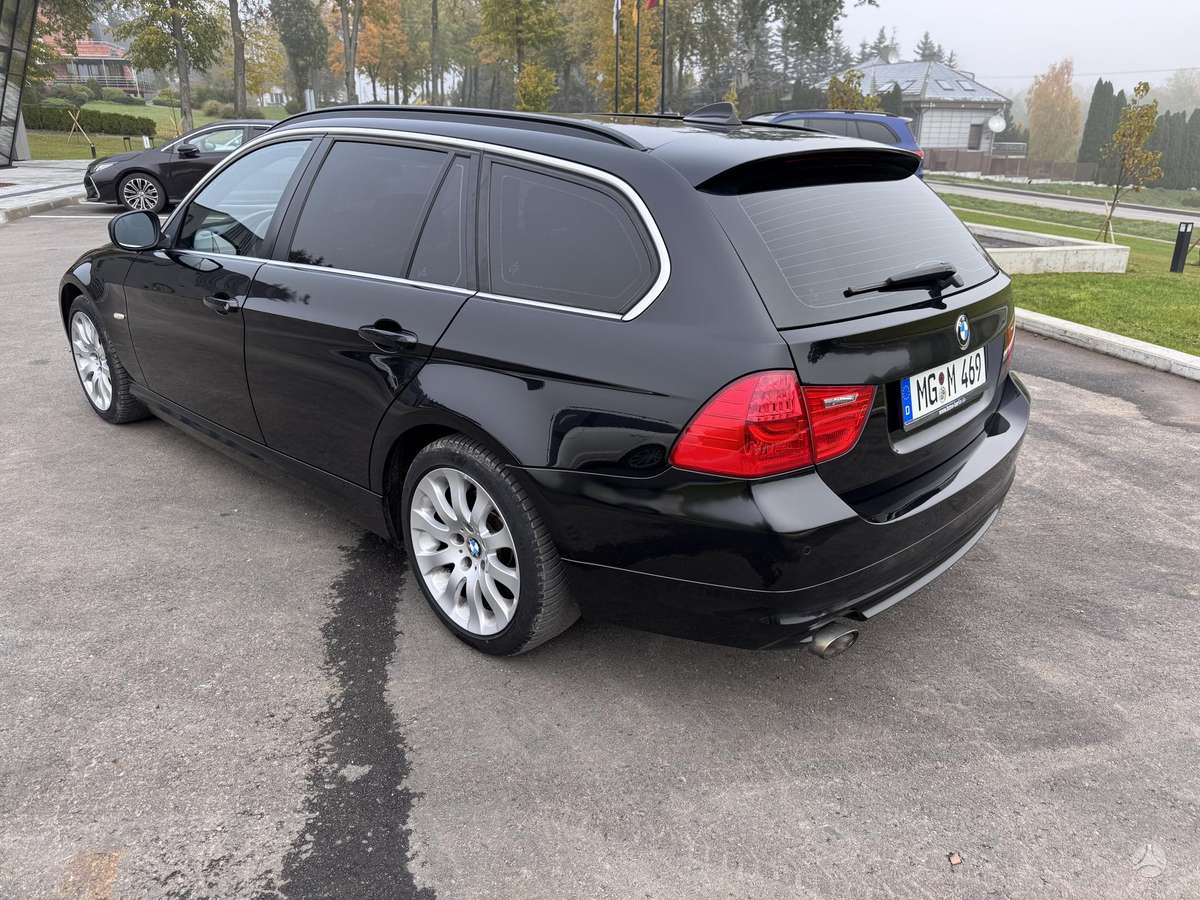 BMW 320 2011 — interior