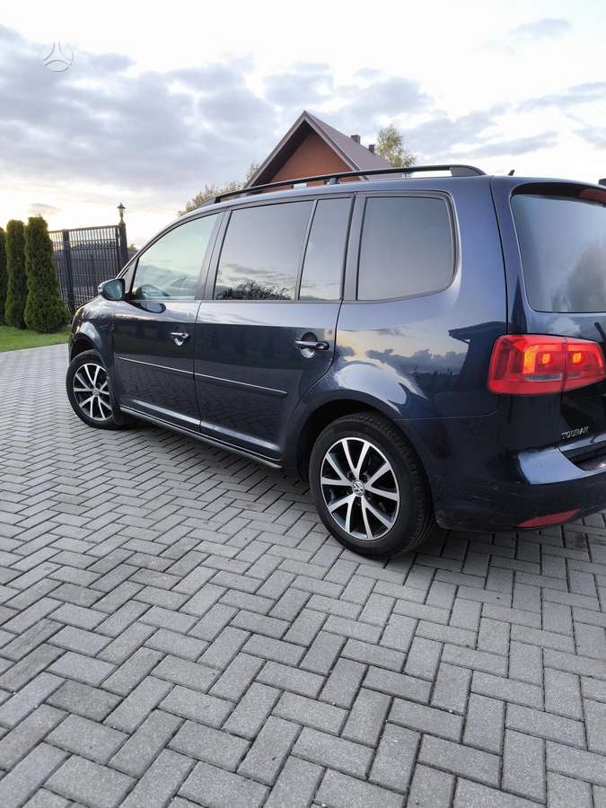 Volkswagen Touran 2013 — interior
