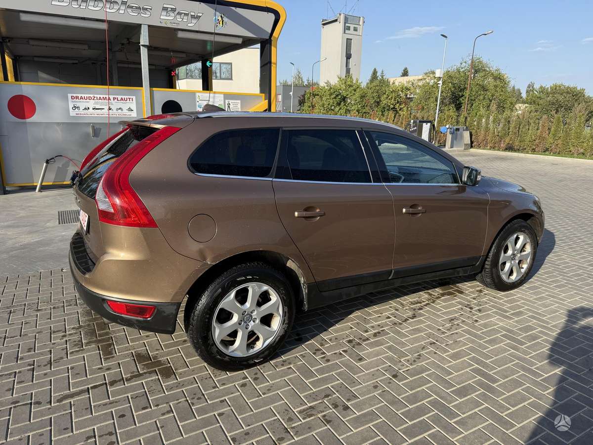 Volvo XC60 2011 — rear view