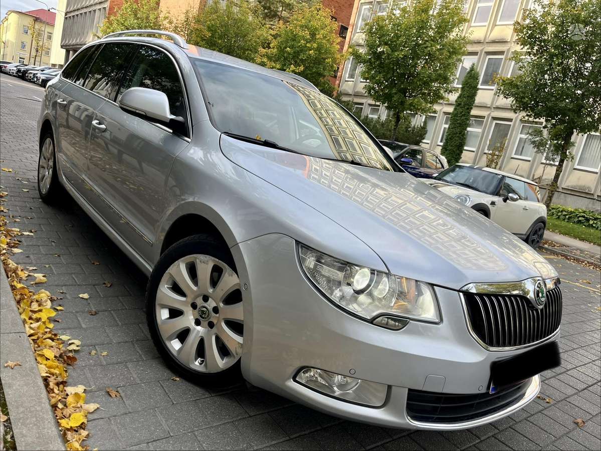 Skoda Superb 2012 — rear view