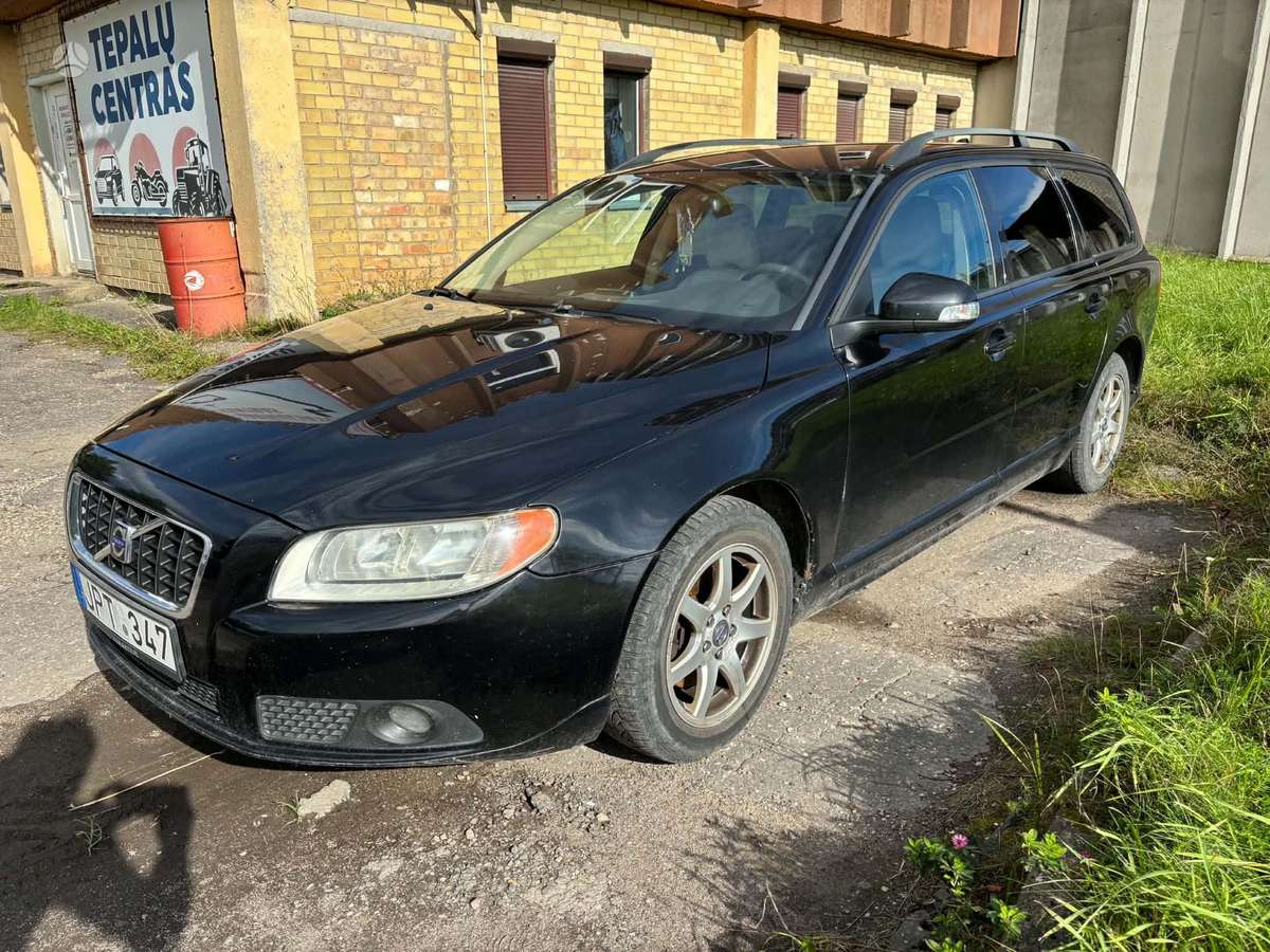 Volvo V70 2008 — rear view