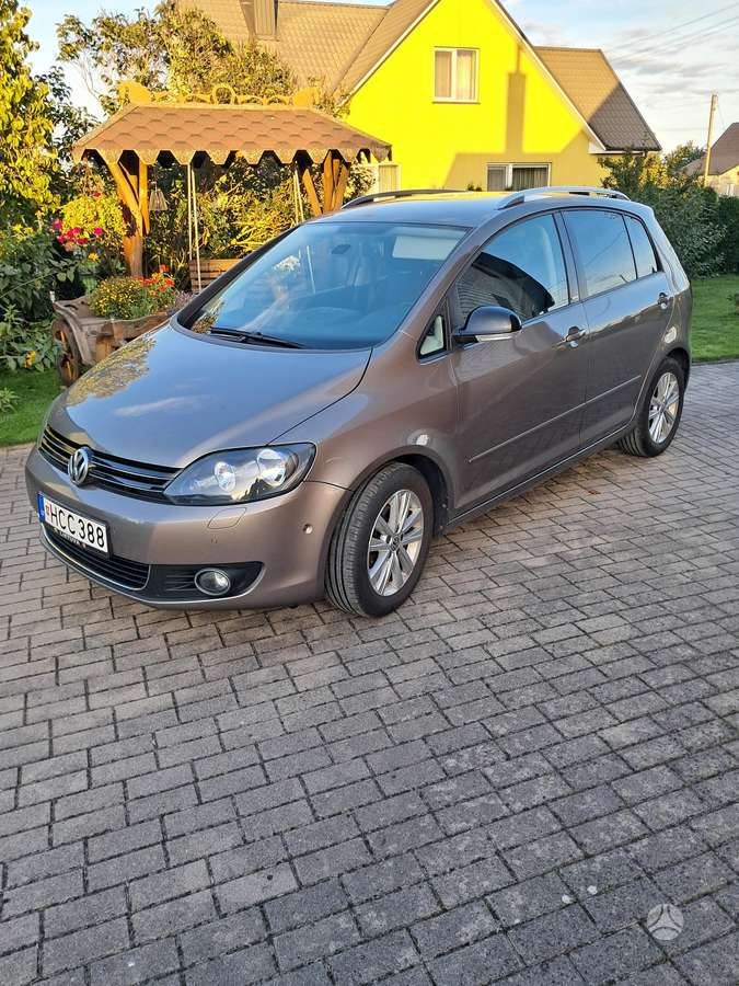 Volkswagen Golf 2011 — interior