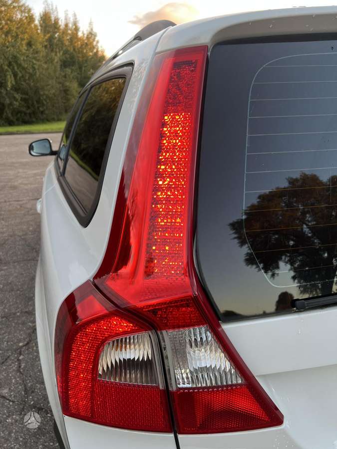 Volvo V70 2009 — photo 14
