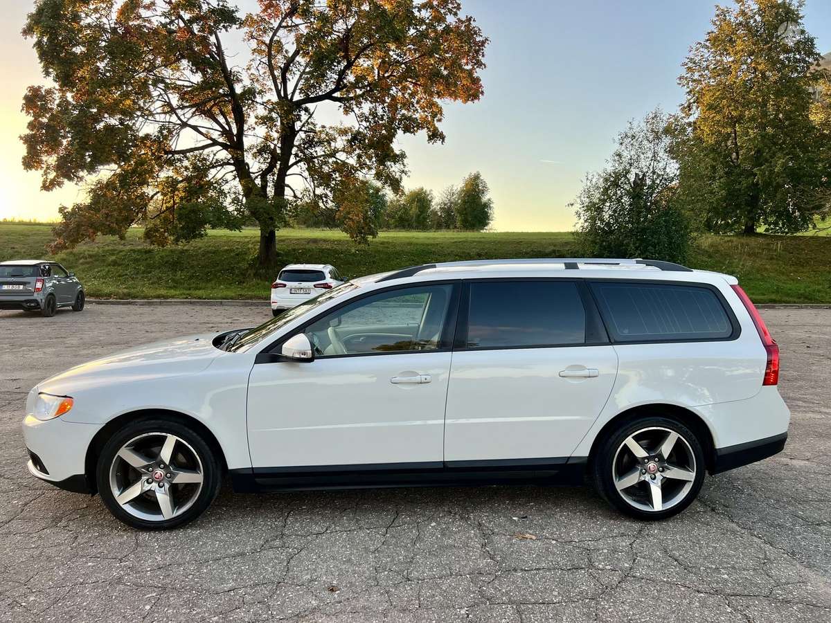 Volvo V70 2009 — rear view