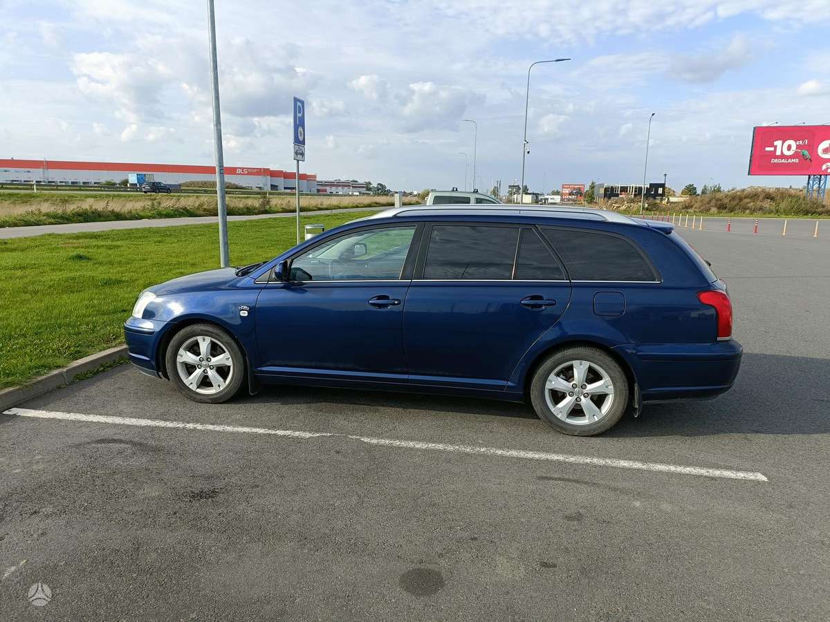 Toyota Avensis 2005 — rear view