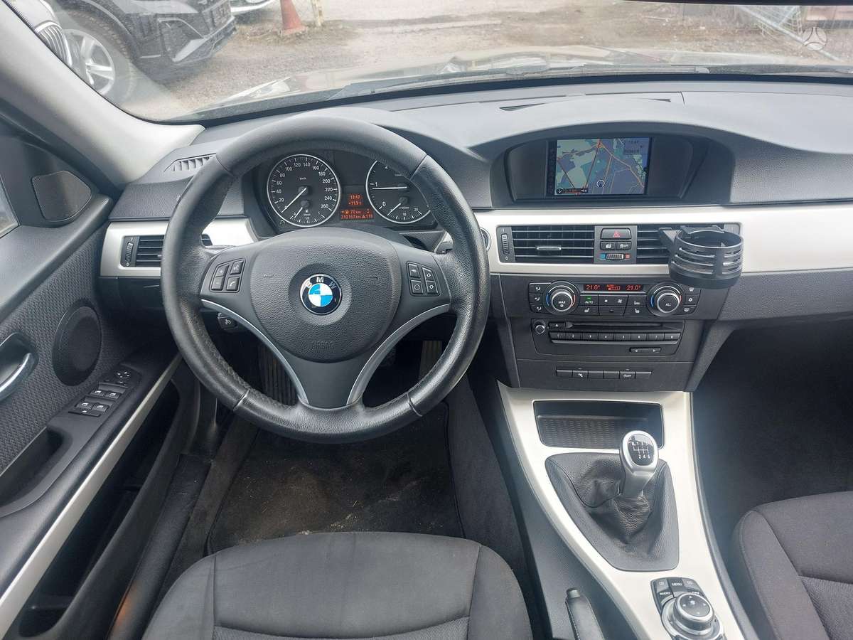 BMW 320 2011 — photo 5