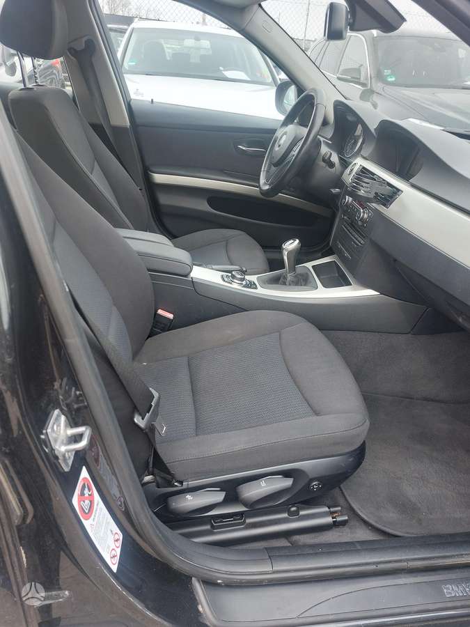 BMW 320 2011 — photo 7