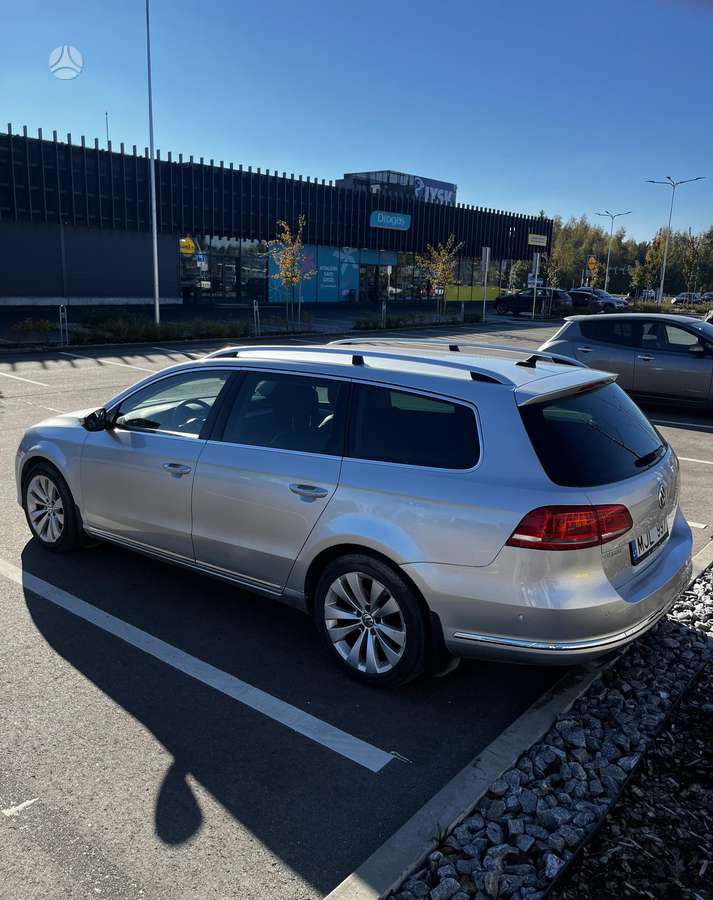 Volkswagen Passat 2012 — rear view