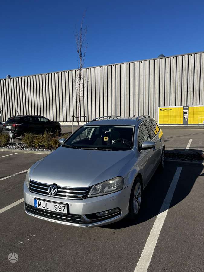 Volkswagen Passat 2012 — interior