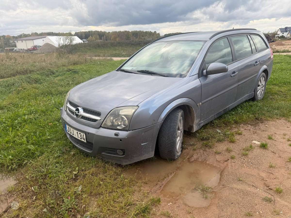 Opel Vectra 2005 — rear view