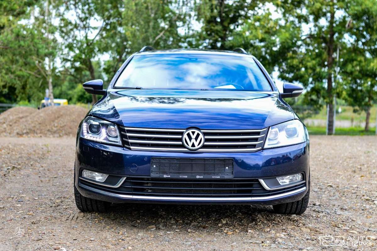 Volkswagen Passat 2011 — rear view