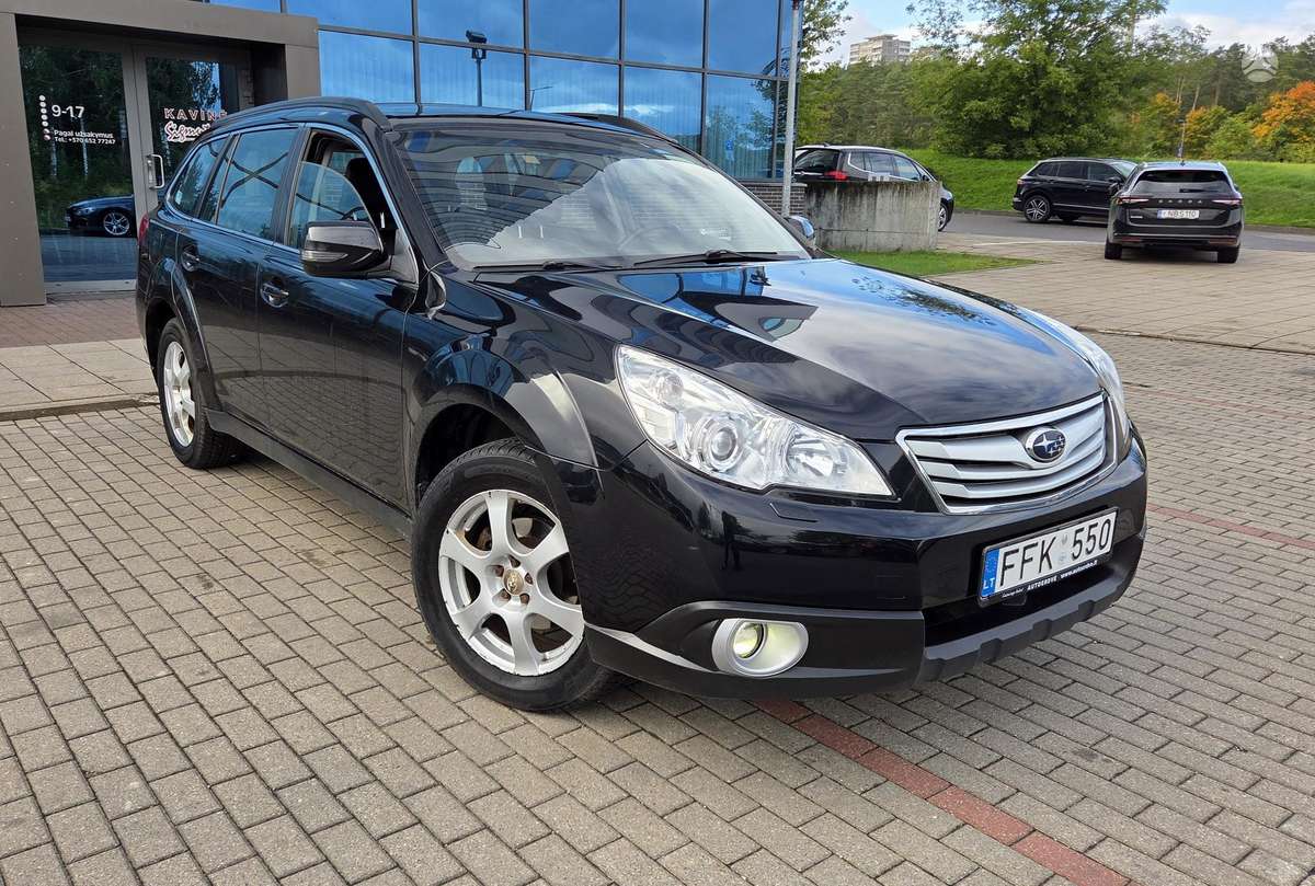 Subaru Outback 2011 — rear view